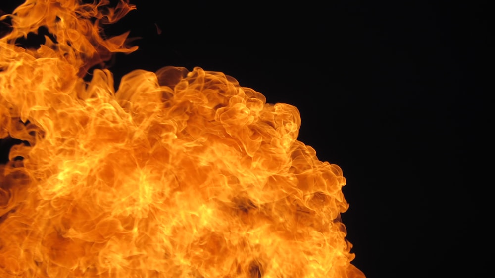 Gros plan d’une boule de feu sur fond noir