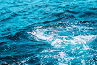 Vivid 3D epoxy floor design featuring ocean waves in a stylish living room.