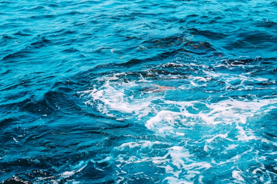 Vivid 3D epoxy floor design featuring ocean waves in a stylish living room.