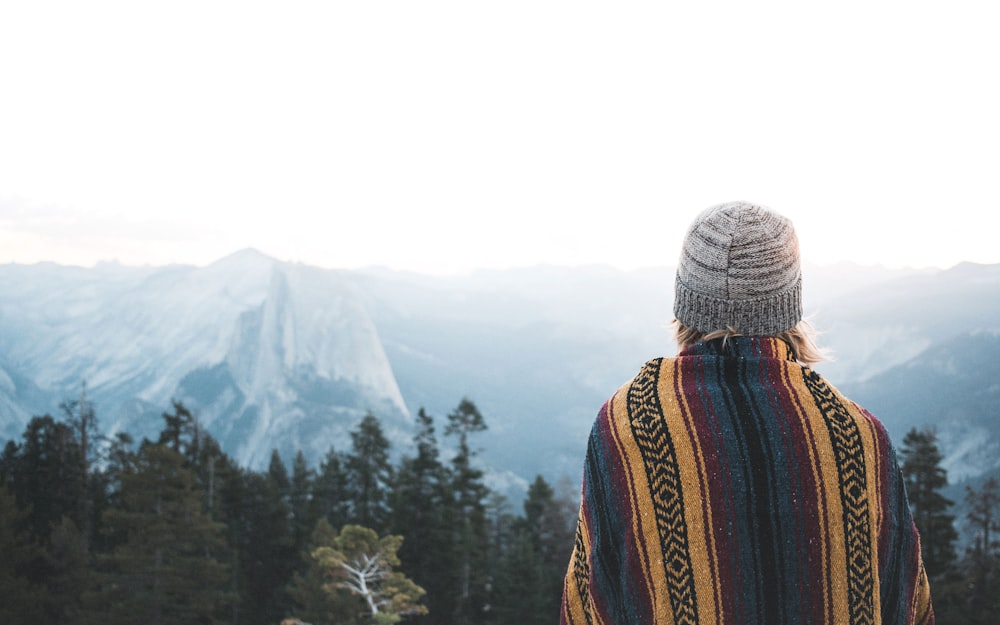 femme face aux montagnes de jour