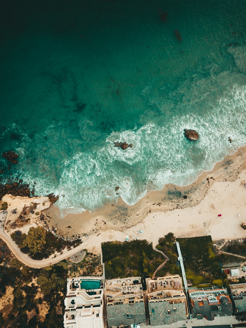 Foto aérea del cuerpo de agua cerca de la costa y las casas