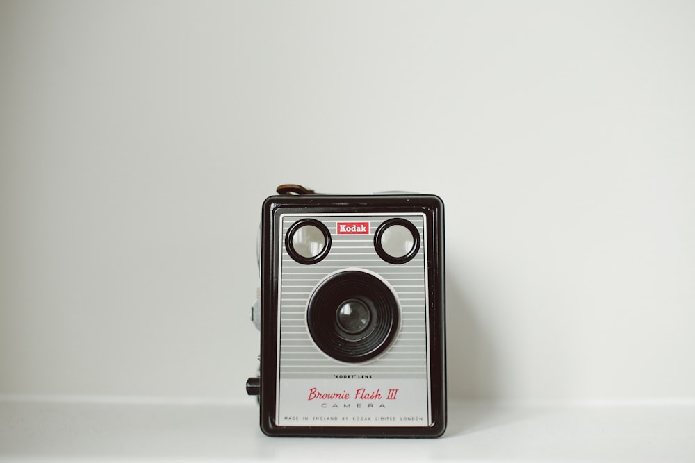 câmera Kodak preta e cinza