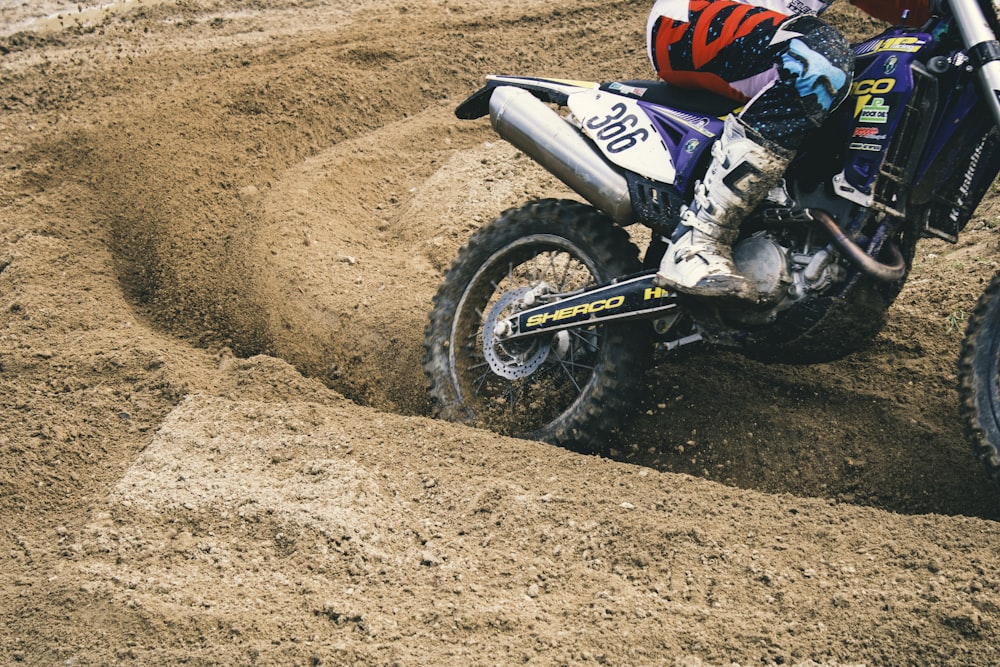 personne conduisant une moto tout-terrain de motocross