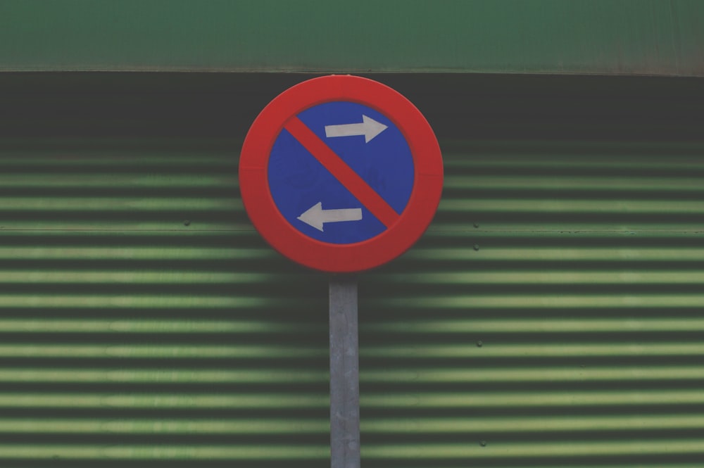 좌회전 또는 우회전 금지 표지판