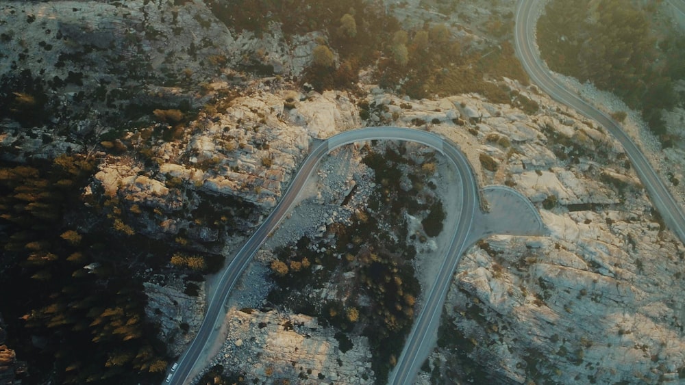 道路と山岳地帯の航空写真