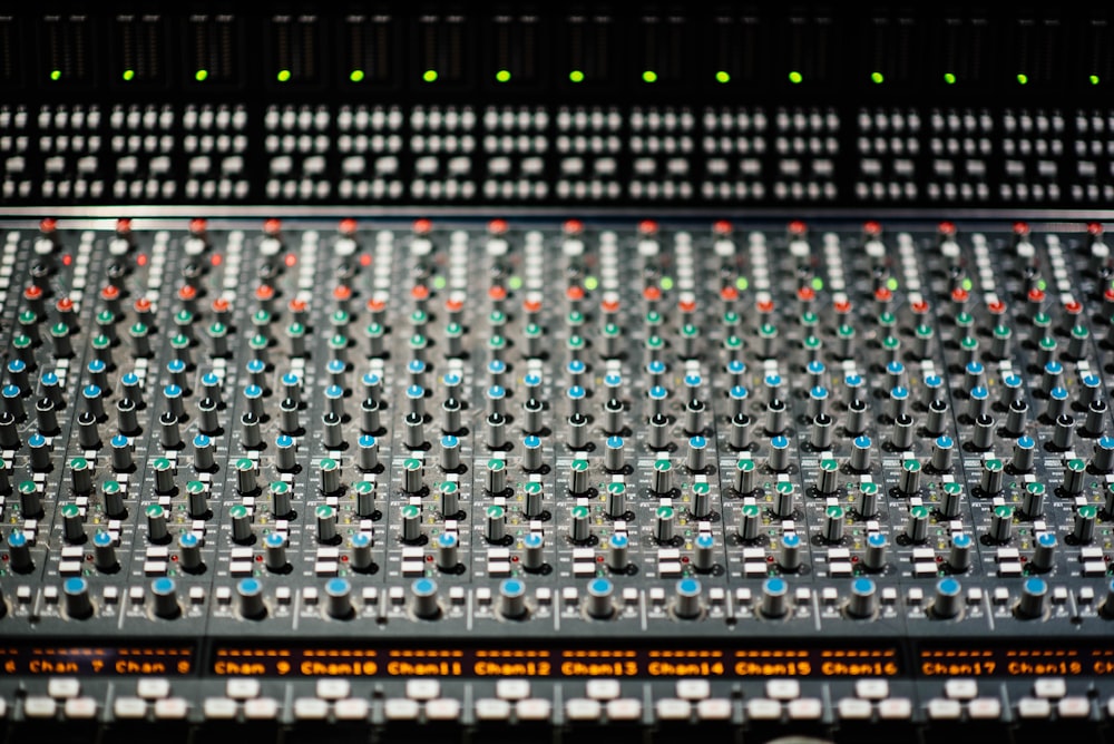 Photographie sélective de la table de mixage audio en noir et rouge