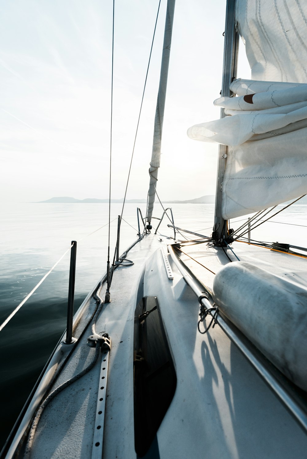 Cabin Cruiser à la mer pendant la journée