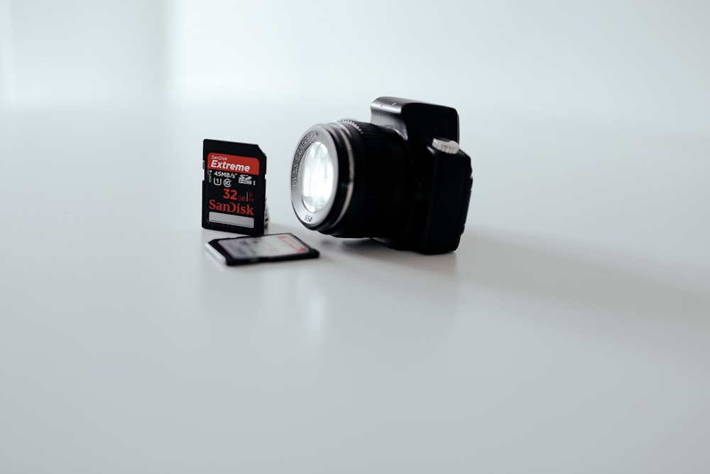 두 개의 SD 카드가 있는 검은색과 회색 Canon DSLR 카메라