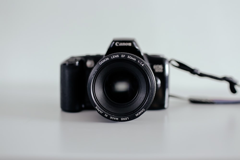 foto de enfoque selectivo de una cámara Canon DSLR negra