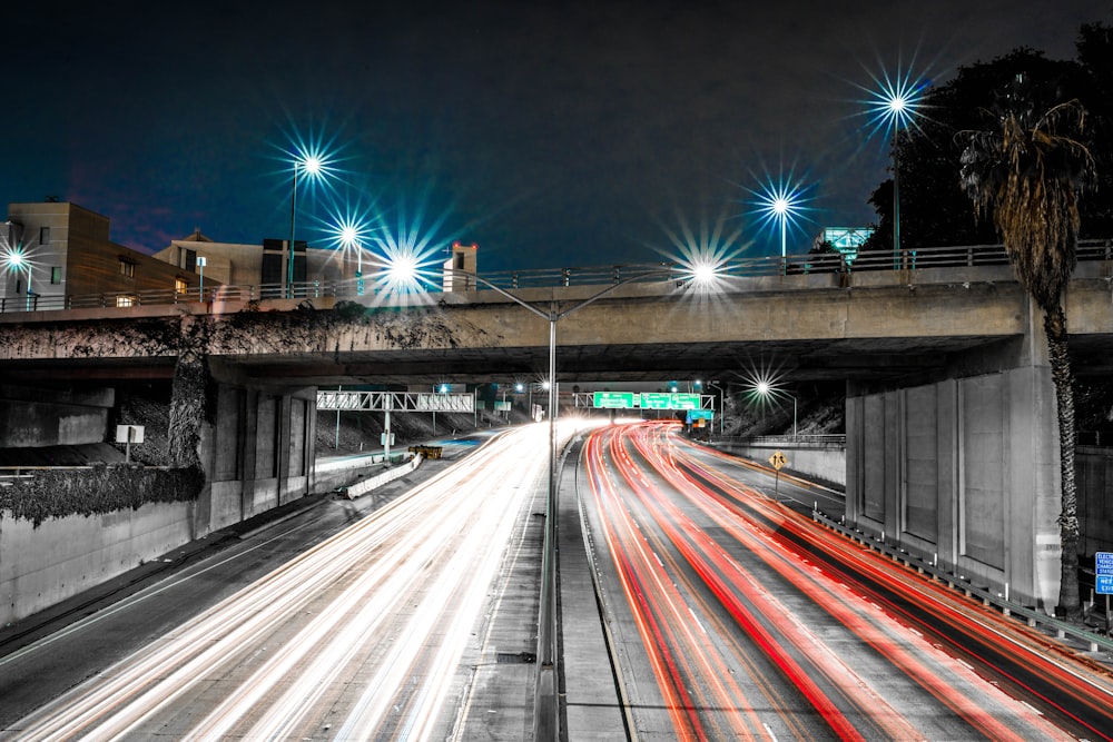 Luces del coche encendidas por la noche