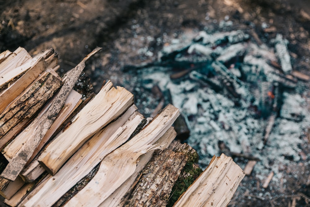 茶色の火の薪のロット