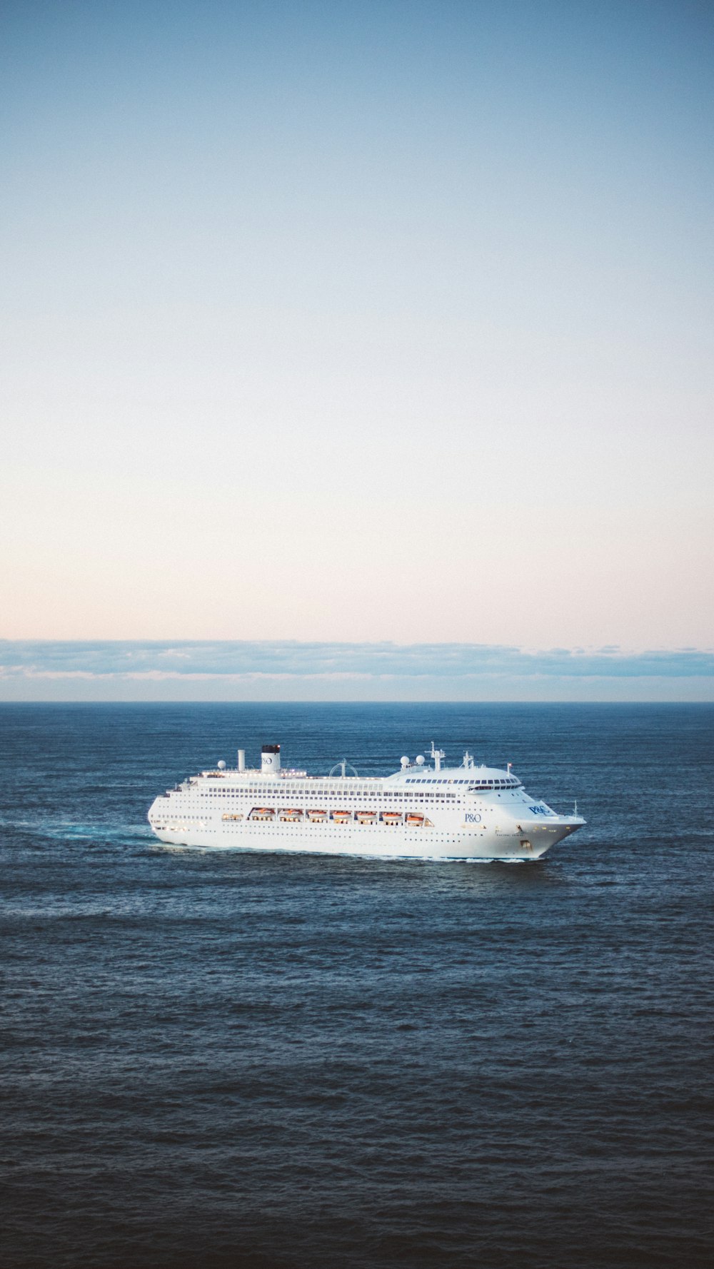 Bateau de croisière blanc