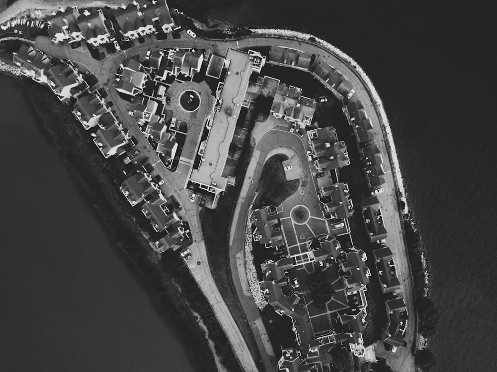Fotografia aerea in scala di grigi dell'isolotto della città