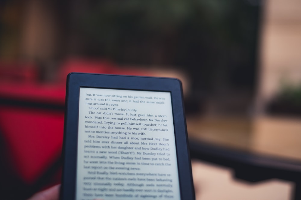 Selektives Fokusfoto des eingeschalteten E-Book-Readers