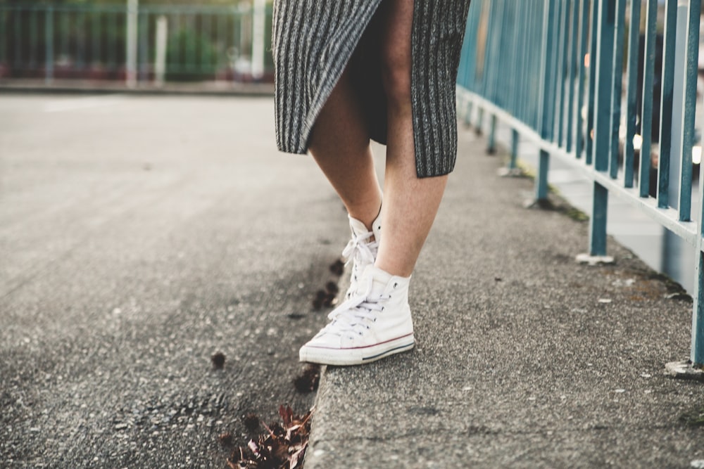 donna in piedi accanto alla recinzione