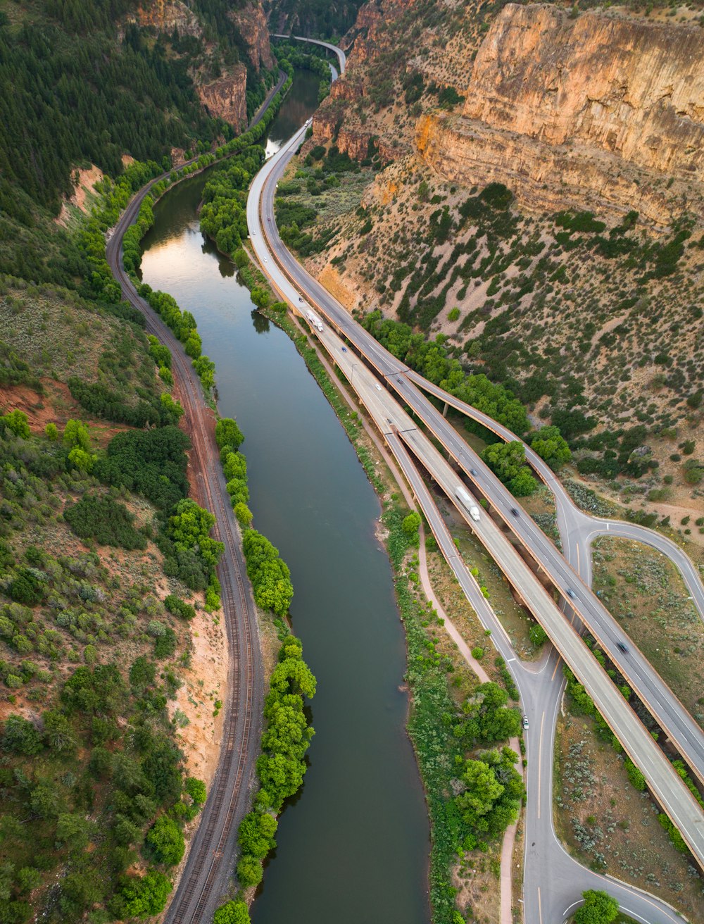 Photographie aérienne de voitures sur la route