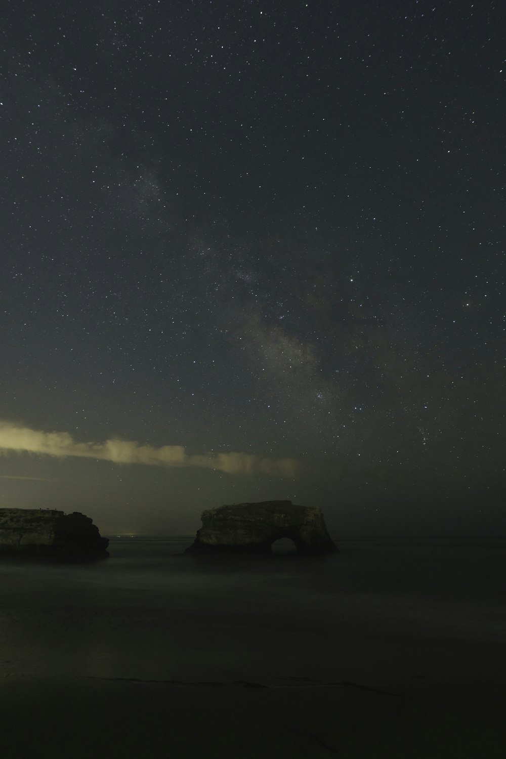 formazione rocciosa circondata da uno specchio d'acqua