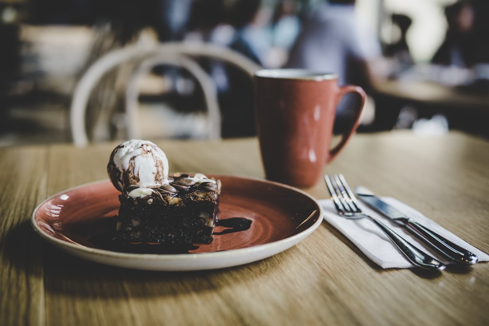 shallow focus photography of sliced cake