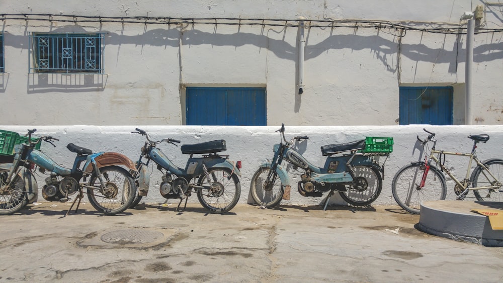 Motocicletas aparcando en suelo de hormigón