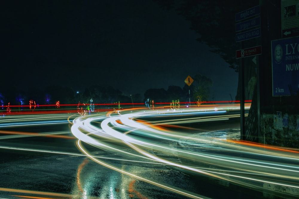 Zeitraffer von Autos in der Nacht