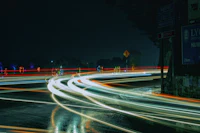 Lichtspuren einer Rennstrecke bei Nacht
