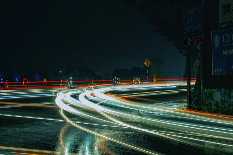 Lichtspuren einer Straße bei Nacht