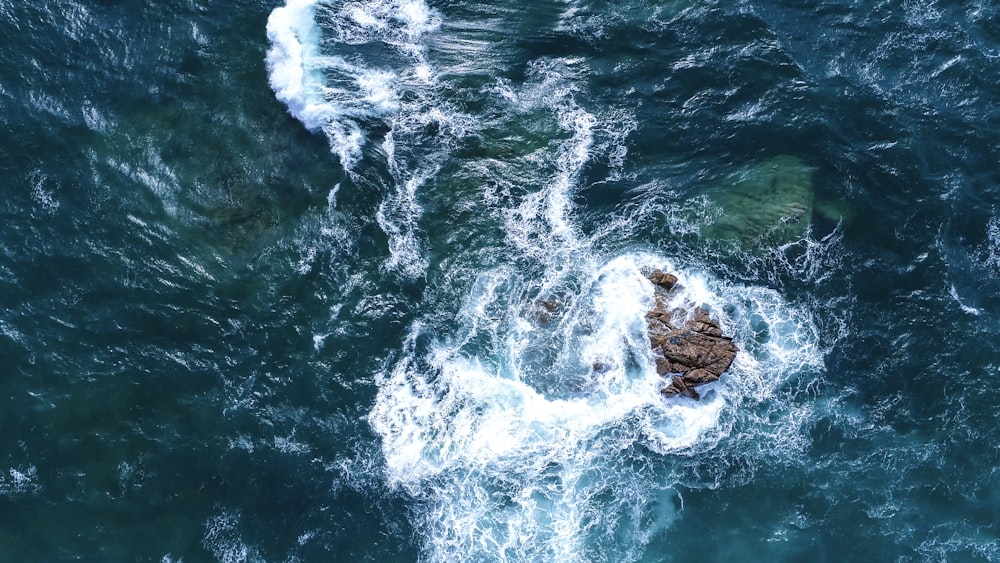 Fotografía de vista aérea de la formación rocosa en la Ocena