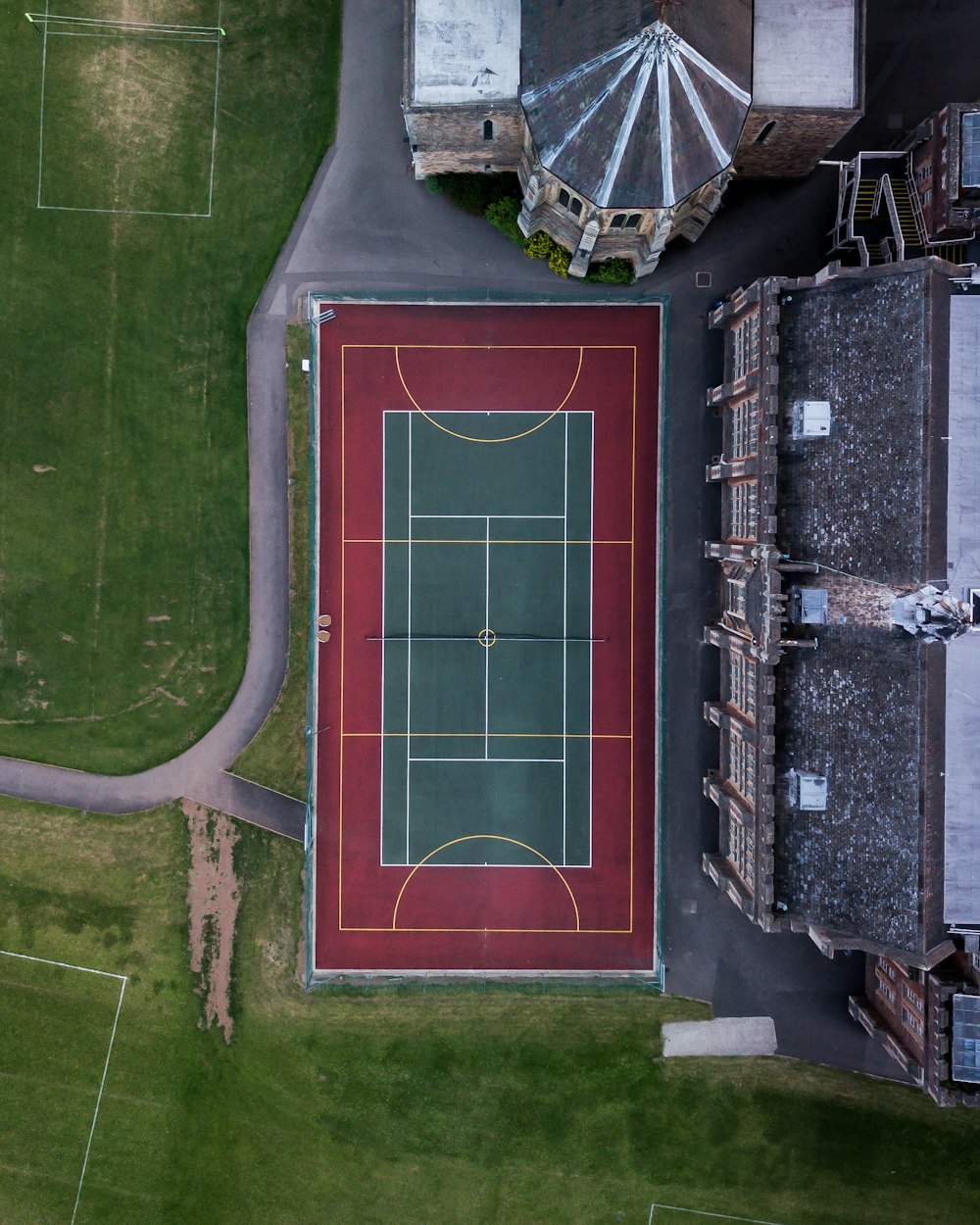 Photo aérienne d’un terrain de sport vert et rouge