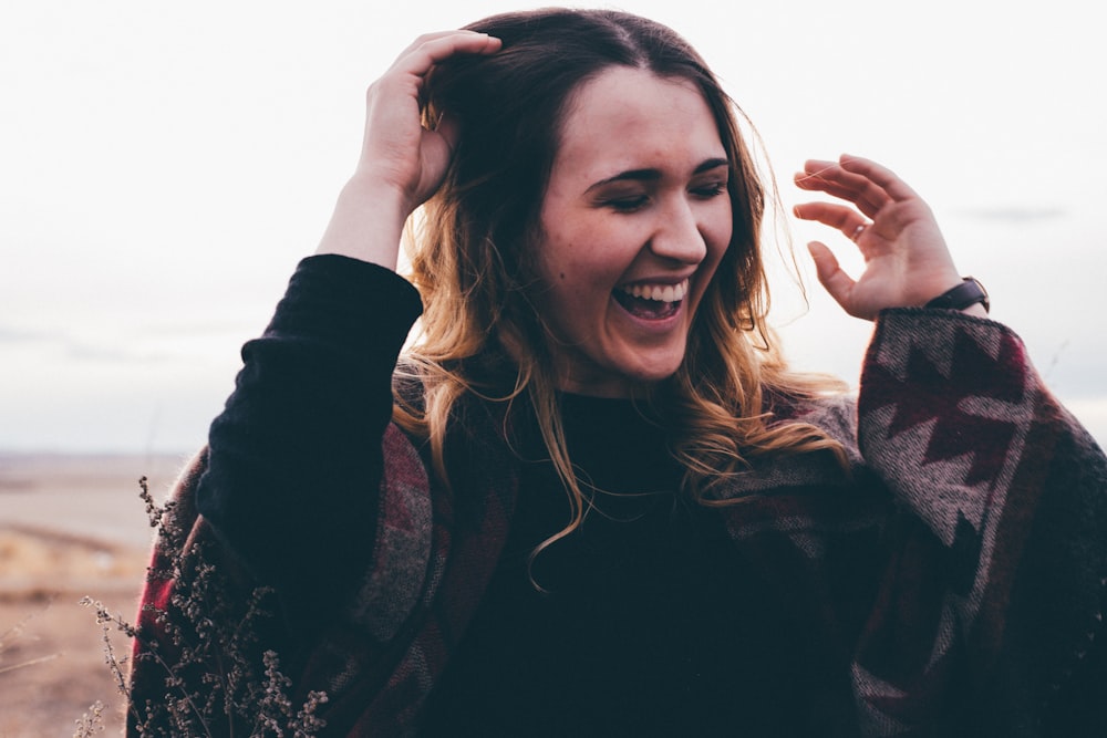 photographie franche d'une femme avec un large sourire