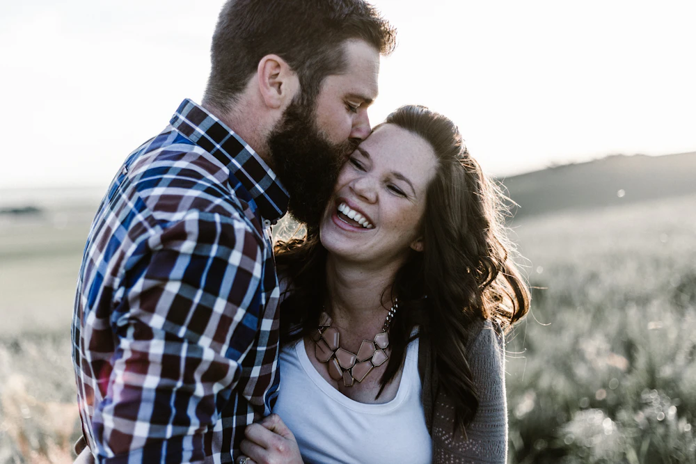 Couple complice et souriant en extérieur