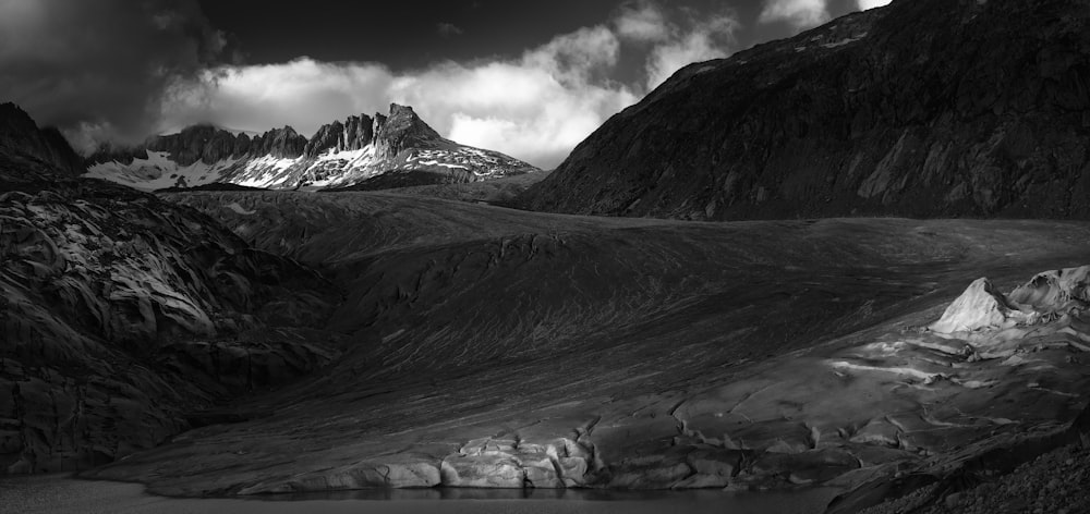 Montagna innevata nella fotografia in scala di grigi