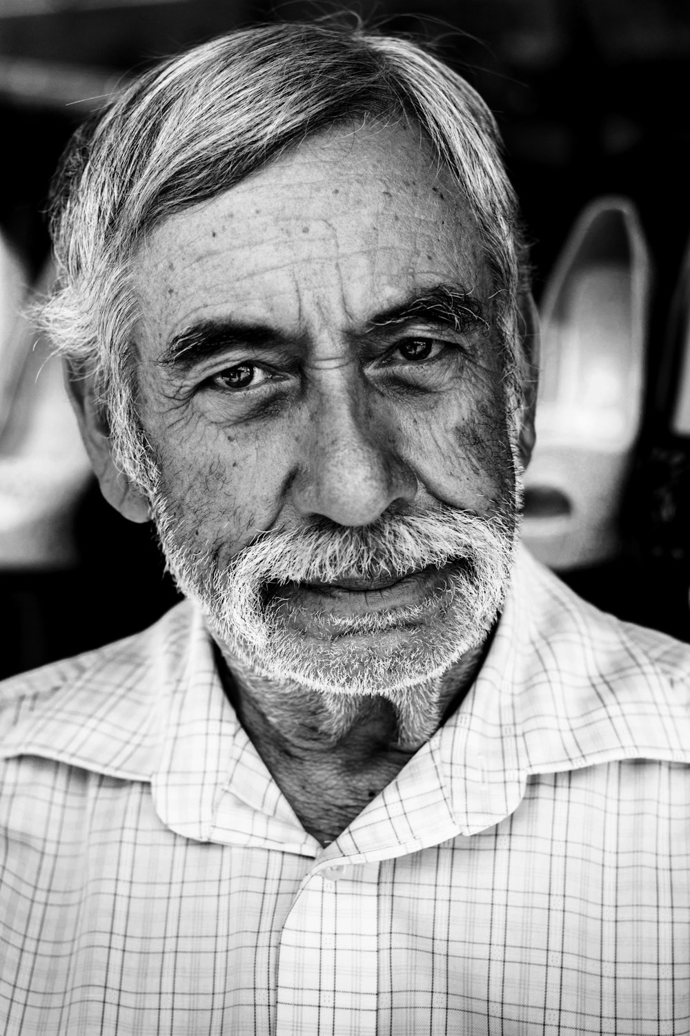 Fotografía en escala de grises de hombre retrato