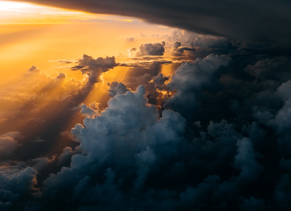 Photographie de la lumière du soleil à travers les nuages