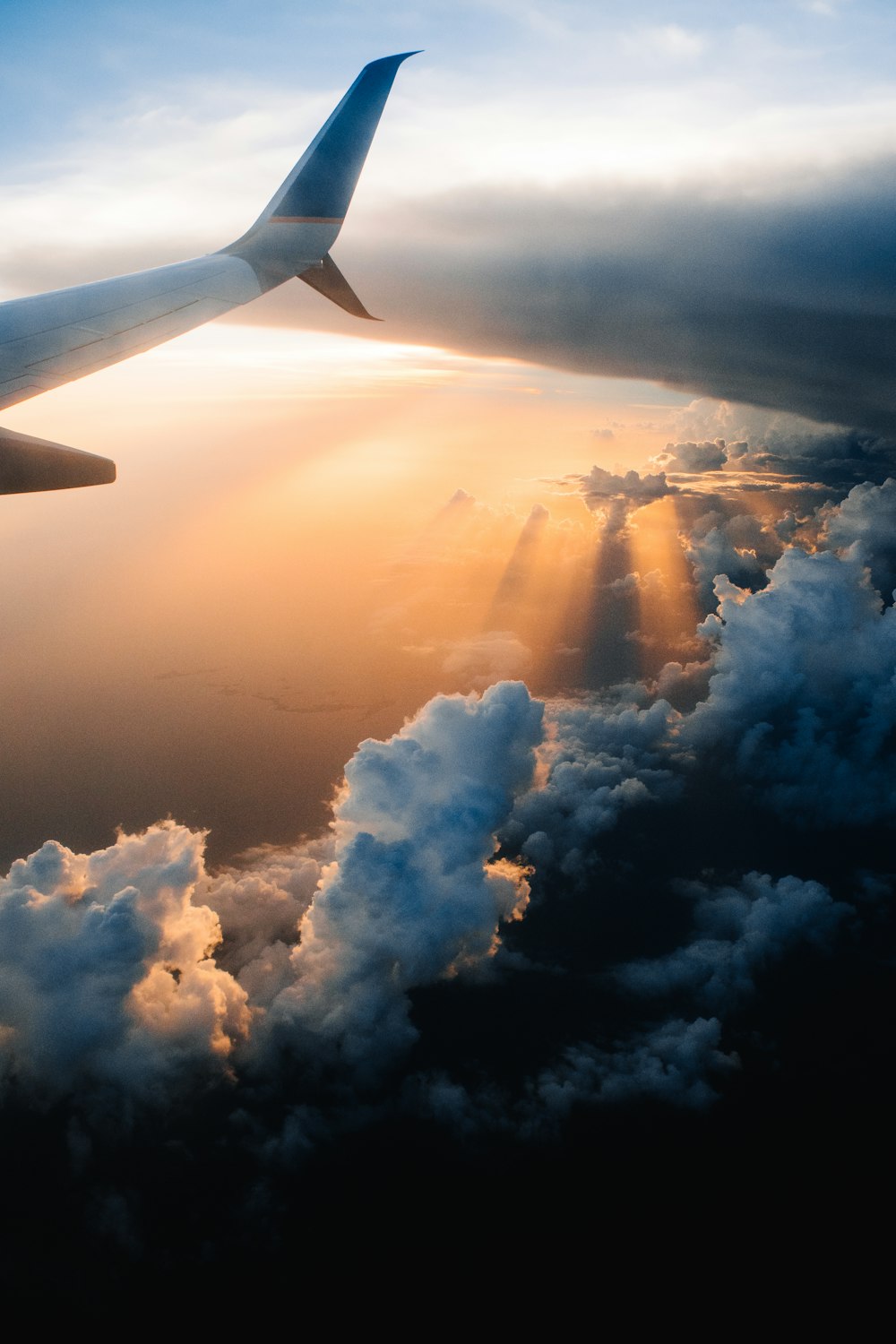 Flugzeug am Himmel während der goldenen Stunde