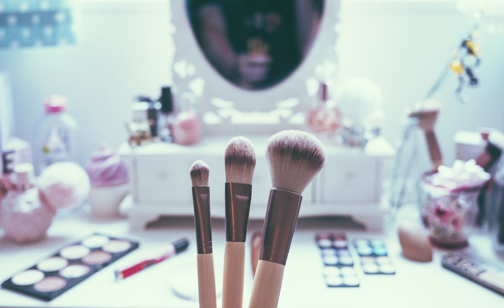 foto macro de três pincéis de maquiagem marrom