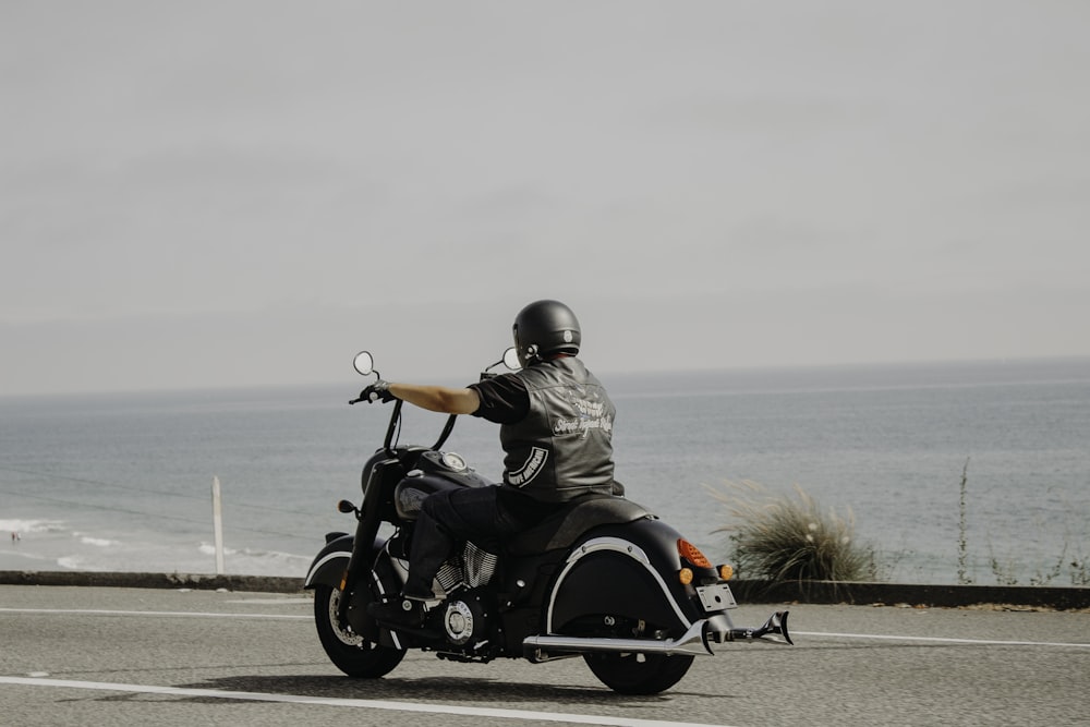 Hombre montando en motocicleta negra