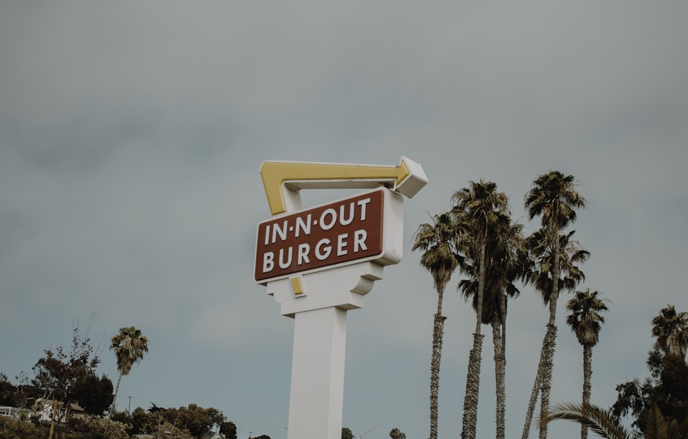 Segnaletica In-N-Out Burger durante il giorno