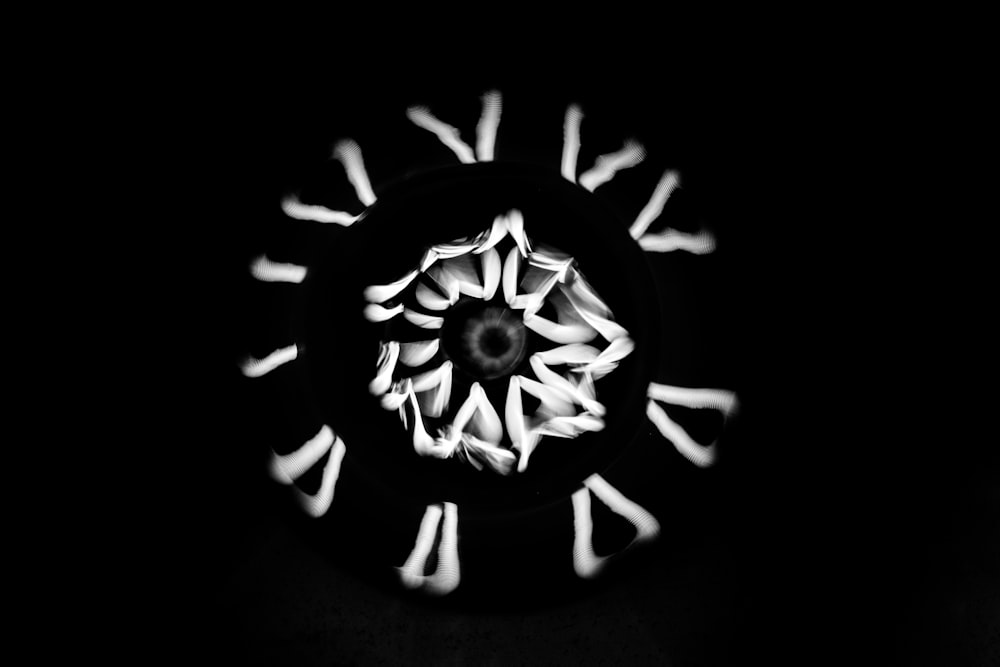 Foto a preto e branco do caleidoscópio macro no fundo escuro em Lisboa