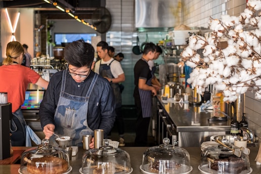 Un grupo de personas en la cocina de un café