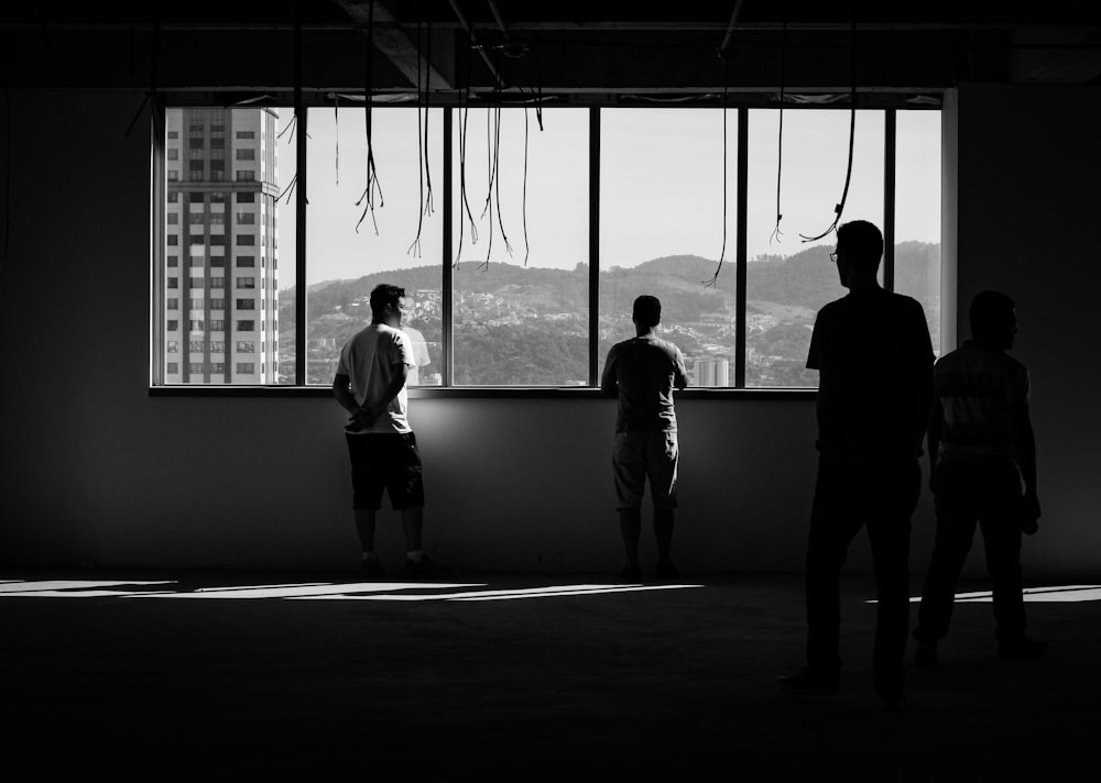 personne debout à côté du miroir