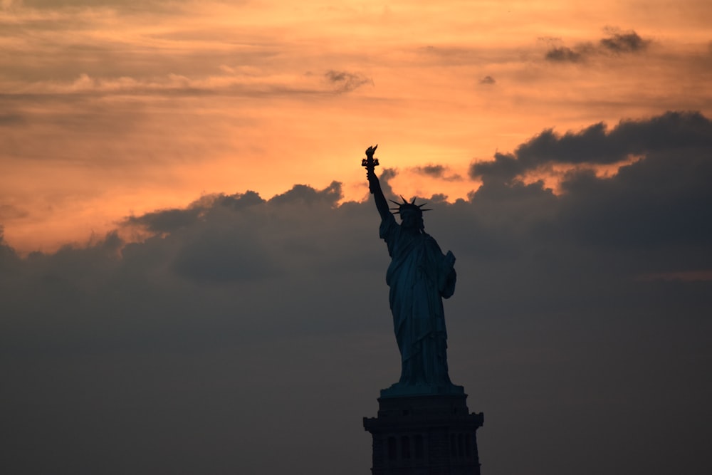 photographie de silhouette de la Statue de la Liberté, États-Unis