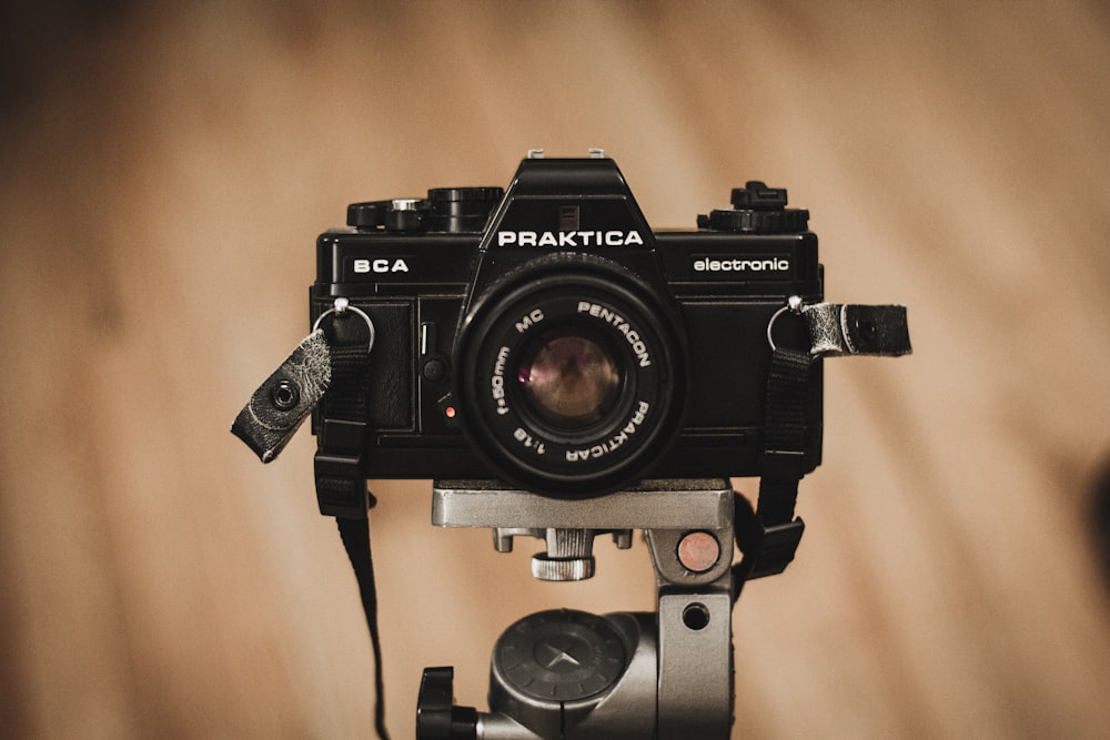 fotografía de enfoque selectivo de la cámara Praktica BCA negra