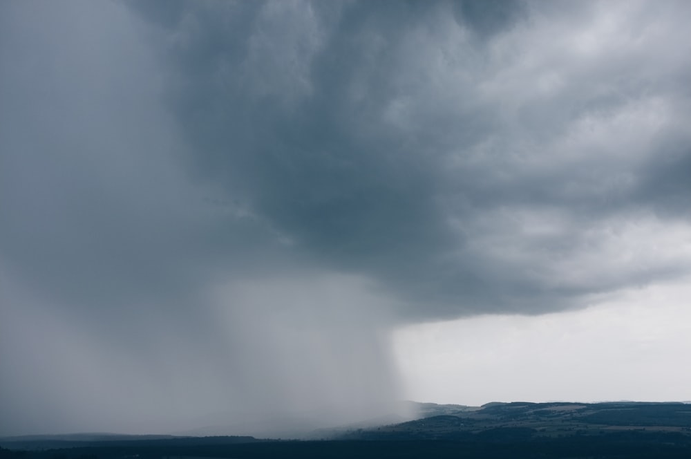 낮 동안의 회색 적운운(gray cumulonimbus) 비구름