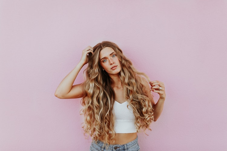 Warm blonde hair woman 2026 trend