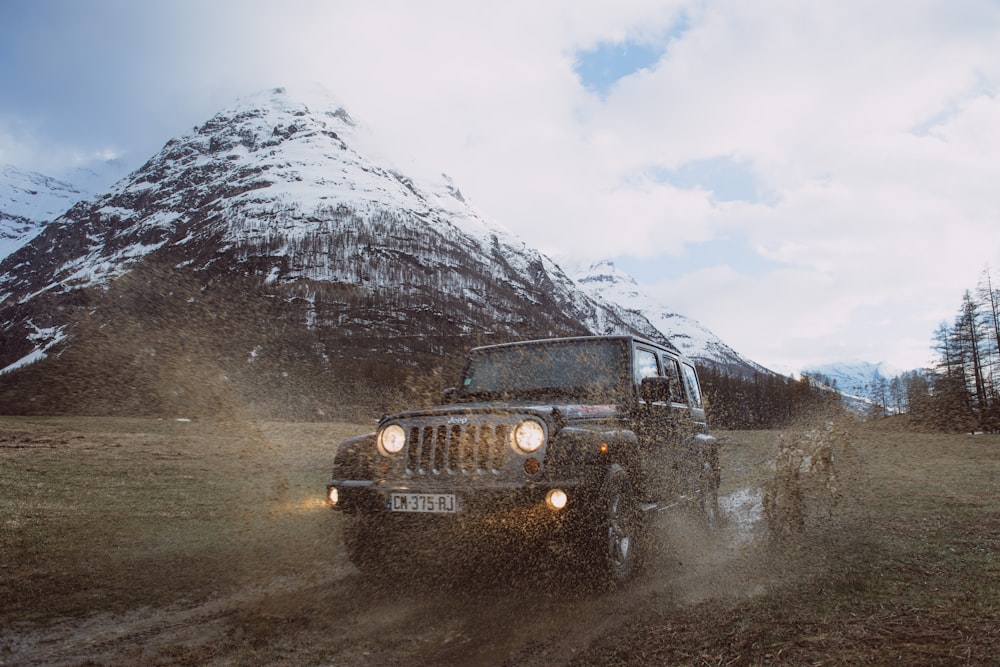 foto de Jeep Cherokee cinza perto da montanha coberta de neve