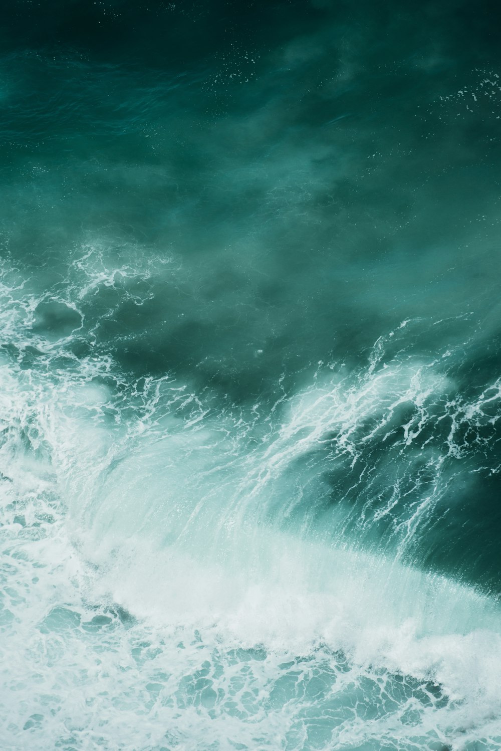 Una ola oceánica en las Sagres