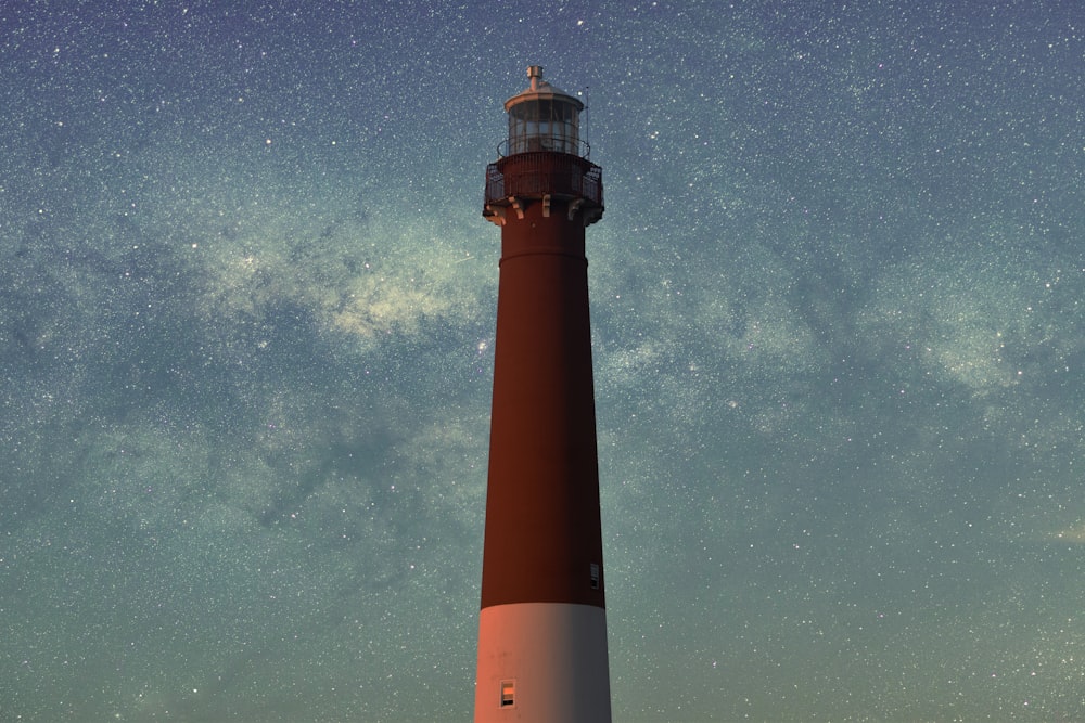 Prise de vue macro d’un phare brun et blanc