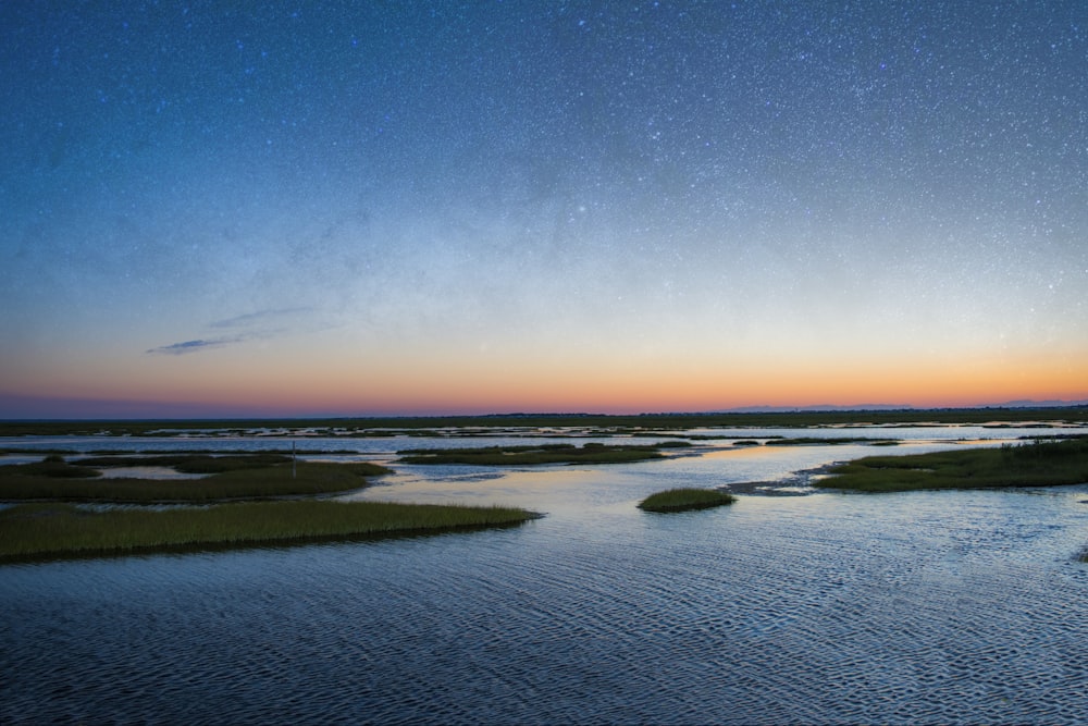 oceano blu e cielo