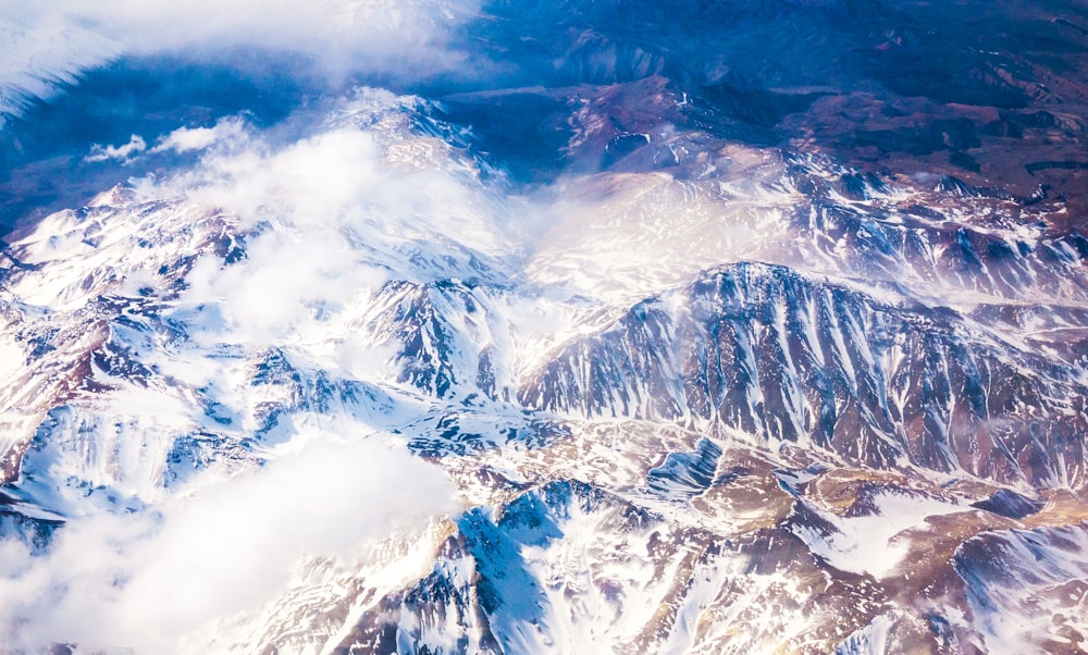 Foto aérea de montañas cubiertas de nieve