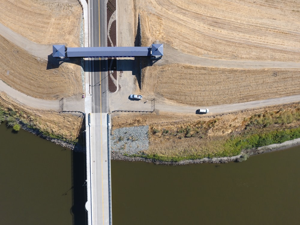 Fotografie aus der Vogelperspektive der Betonbrücke